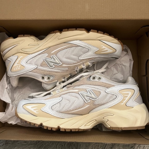 *NEVER WORN* NEW BALANCE 725 UNISEX BEIGE AND WHITE LACE UP SNEAKERS - Picture 1 of 6
